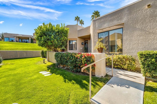 view of front of property featuring a front lawn