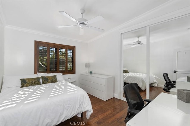 bedroom with ceiling fan, dark hardwood / wood-style flooring, a closet, and crown molding