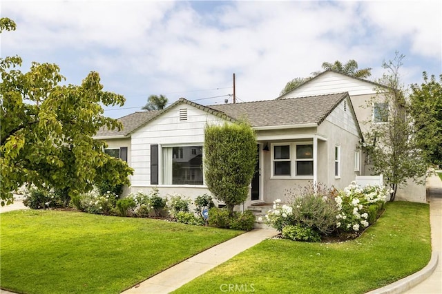 view of front facade featuring a front yard