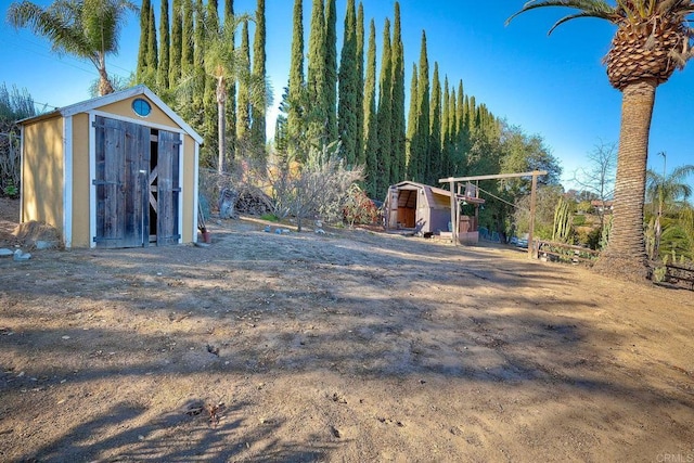 view of yard with a shed