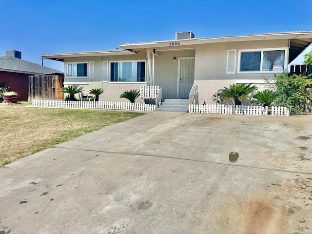 view of front of home featuring a front lawn