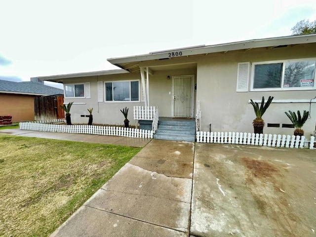 view of front of house featuring a front yard