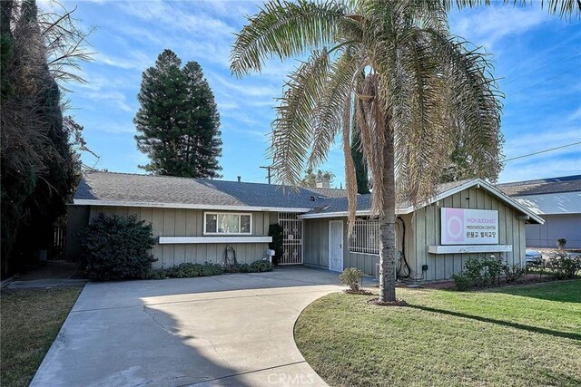 single story home with a front lawn