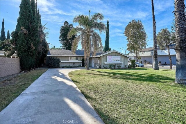 single story home featuring a front lawn