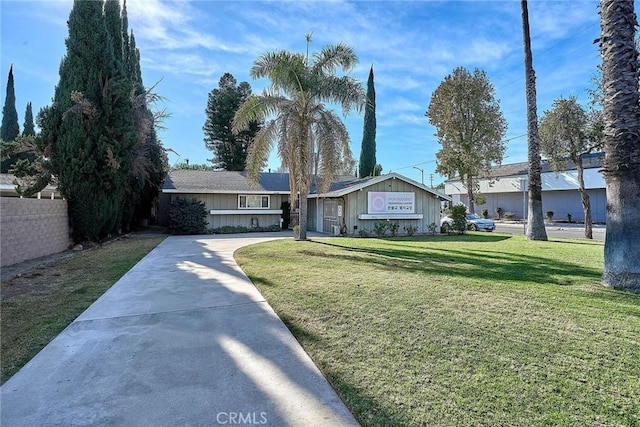 single story home featuring a front lawn