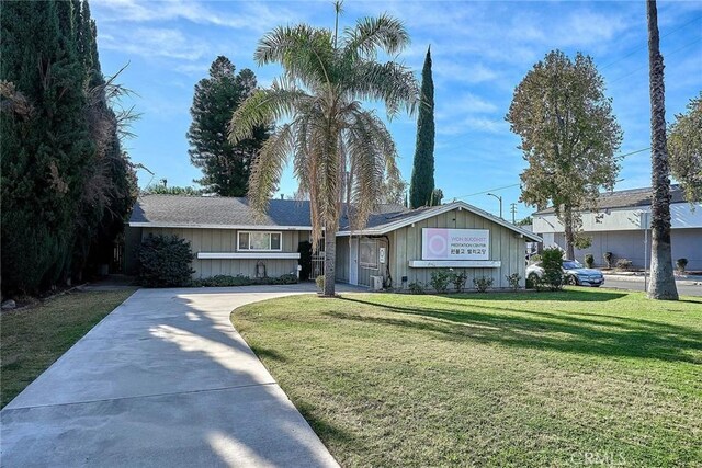 single story home with a front lawn