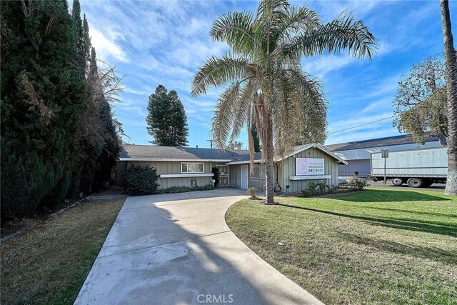 view of front of house featuring a front yard