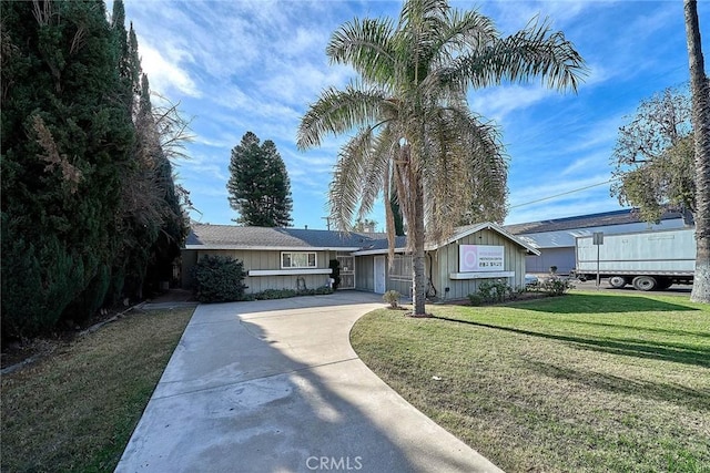view of front of home featuring a front yard