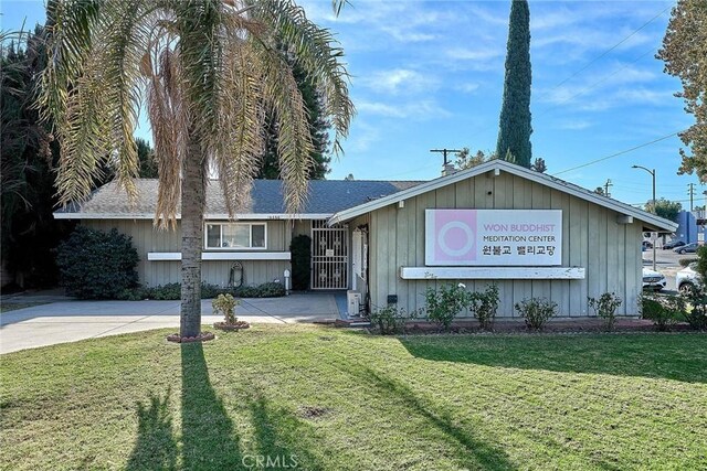 ranch-style house featuring a front yard