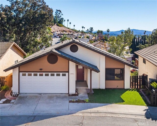 view of front of home featuring a front lawn and a mountain view