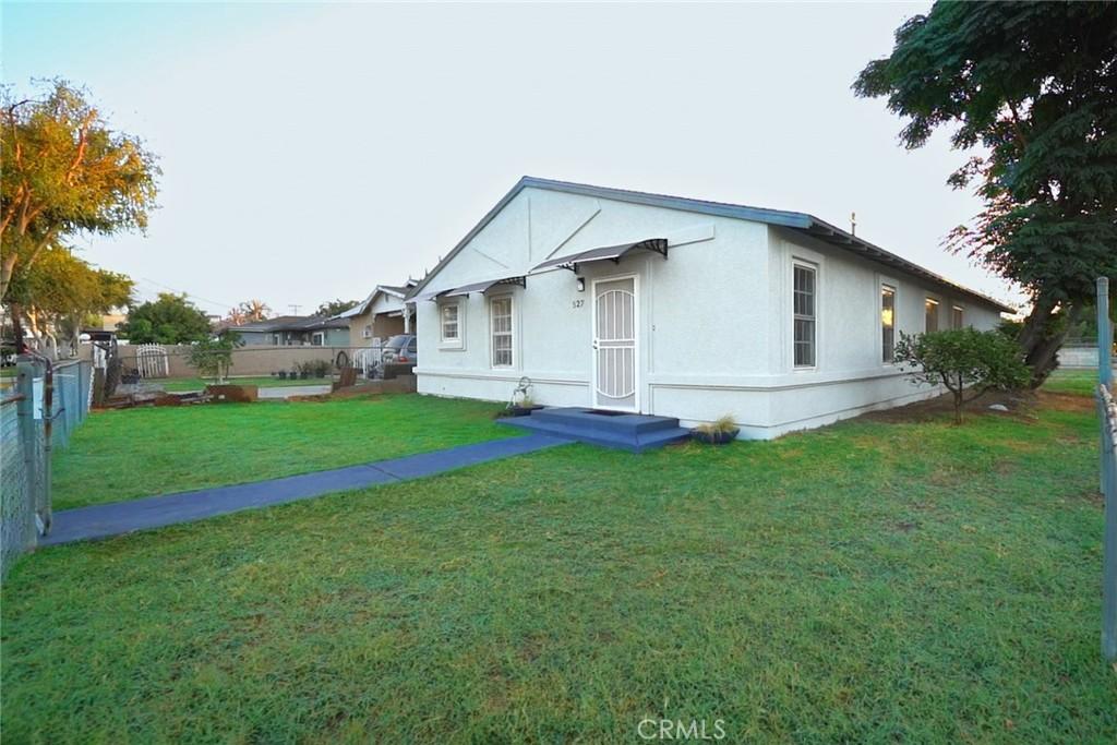 view of front facade featuring a front lawn