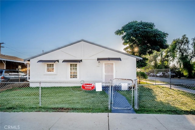 view of front of property featuring a front yard