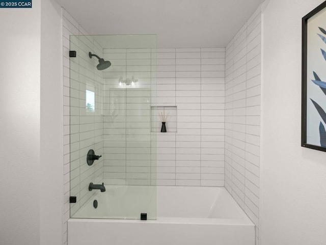 bathroom featuring tiled shower / bath