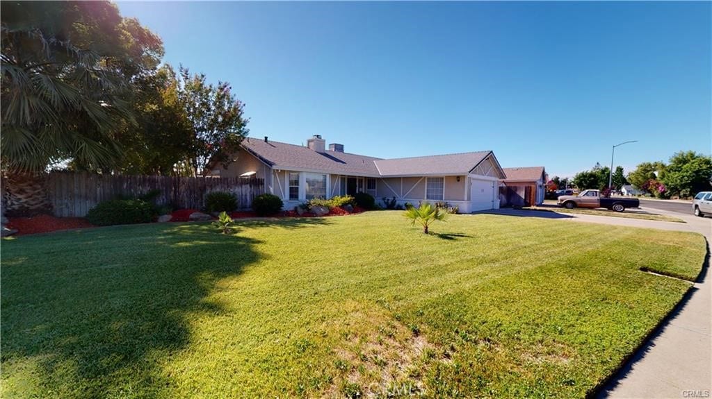 single story home featuring a front yard