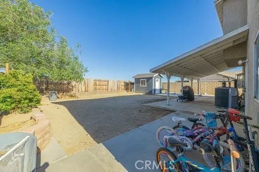 view of yard featuring central air condition unit and a storage shed