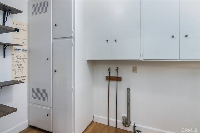 laundry room featuring hardwood / wood-style floors