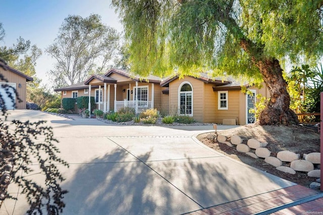 single story home with a porch