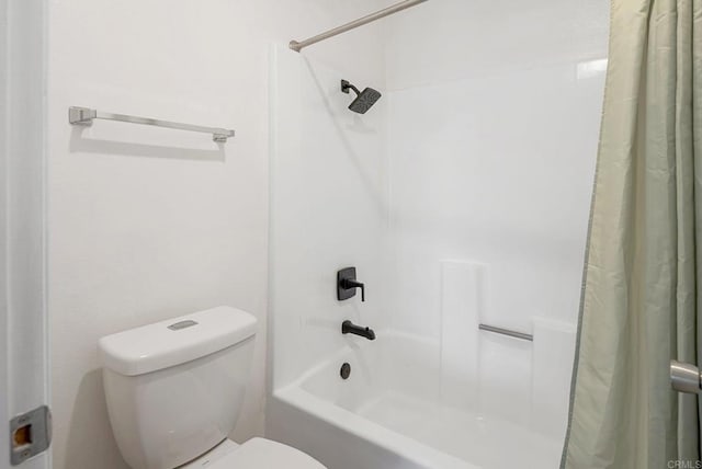 bathroom featuring toilet and shower / tub combo