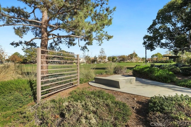 view of property's community featuring a yard