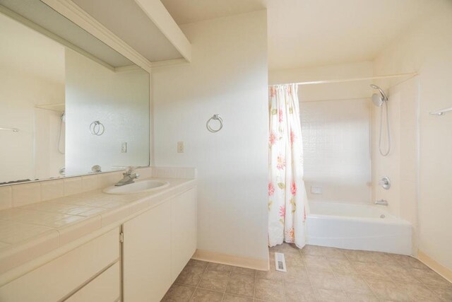 bathroom featuring vanity and shower / bath combo