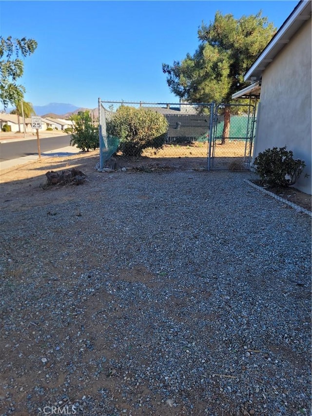 view of yard featuring a mountain view