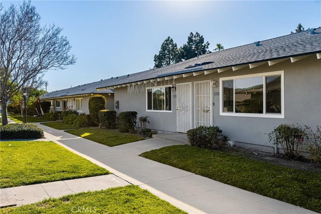 ranch-style home with a front lawn