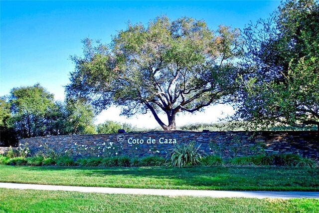 community / neighborhood sign featuring a lawn