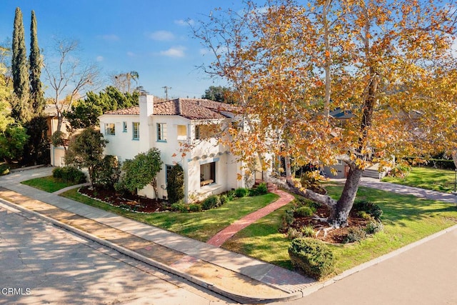 view of front of house with a front lawn