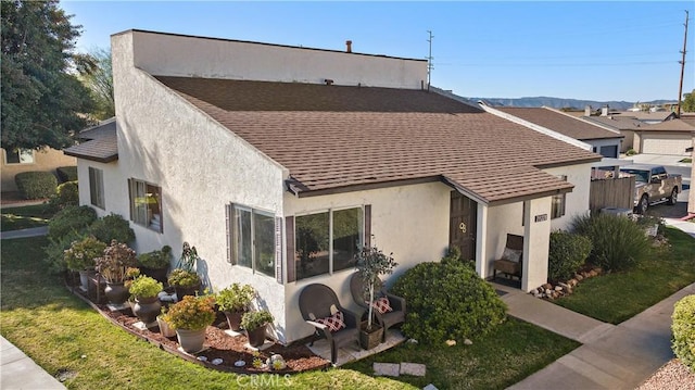 view of front facade featuring a front yard