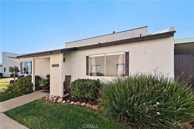 view of front of house featuring a front lawn