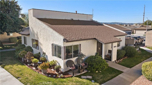 view of front of property featuring a front yard