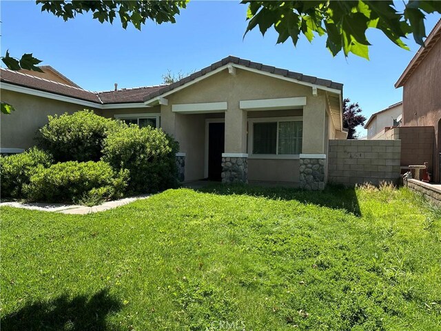 view of front of house with a front lawn