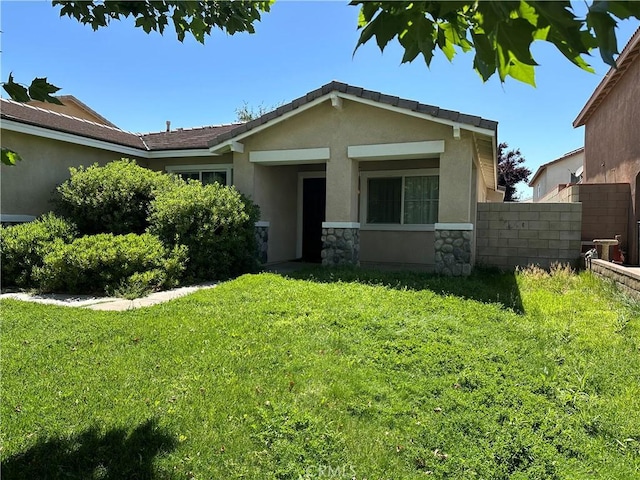 view of front of property featuring a front lawn