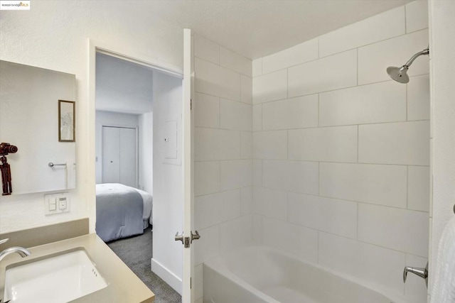 bathroom with vanity and tiled shower / bath