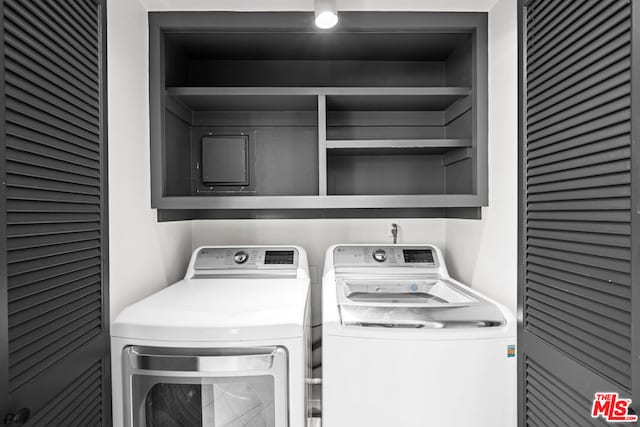 washroom featuring washing machine and clothes dryer