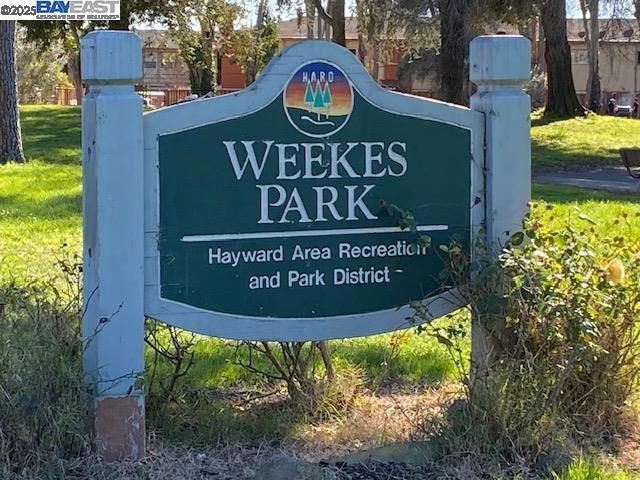 community sign with a lawn