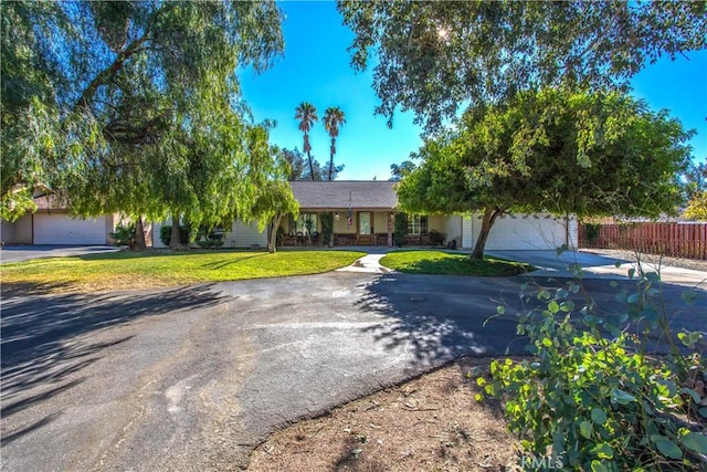 view of front of home featuring a front yard