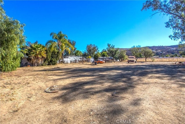 view of yard featuring a mountain view