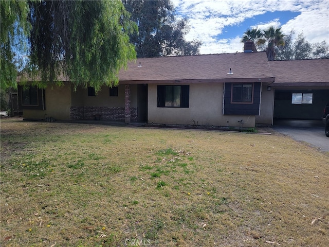 single story home with a front lawn