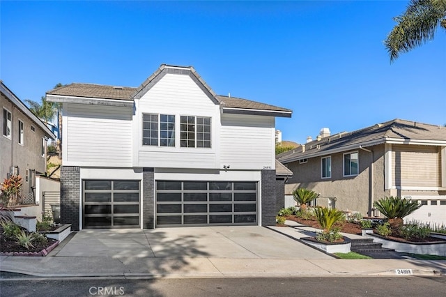 view of front facade featuring a garage