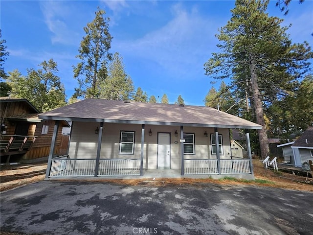 view of front facade with covered porch