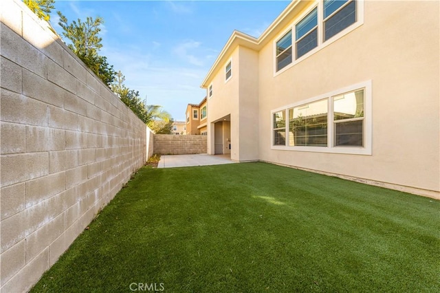 view of yard with a patio