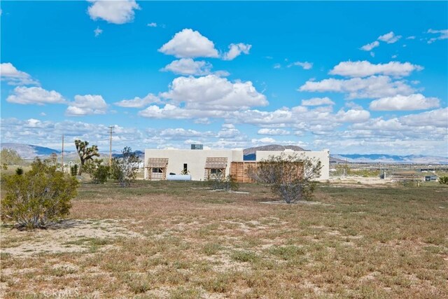 view of yard featuring a mountain view