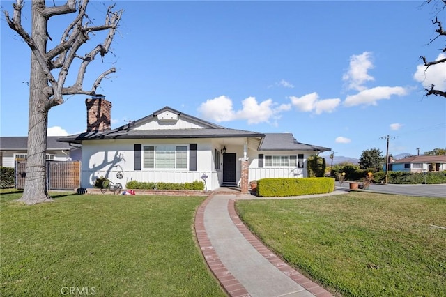 view of front of home featuring a front yard