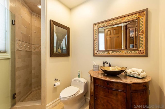 bathroom featuring tiled shower, vanity, and toilet