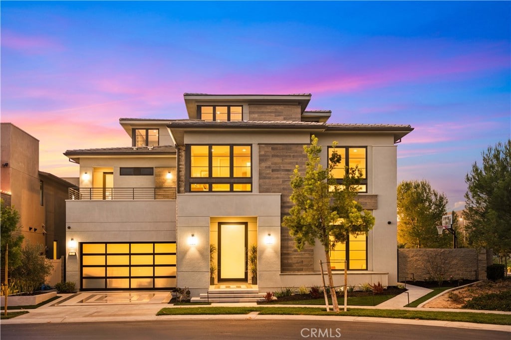 view of front of house featuring a balcony and a garage