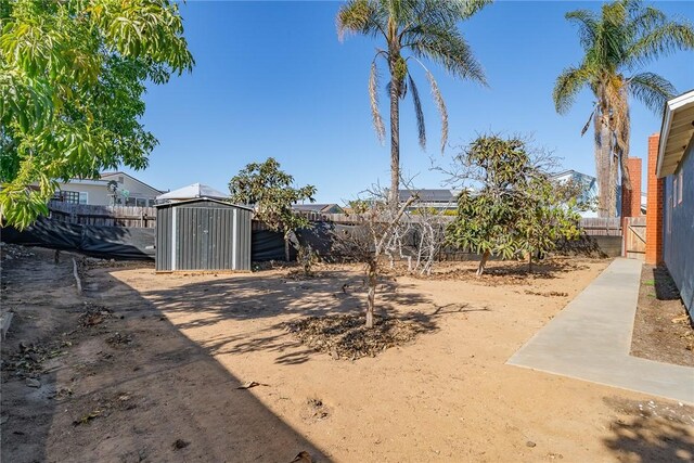 view of yard featuring a storage unit