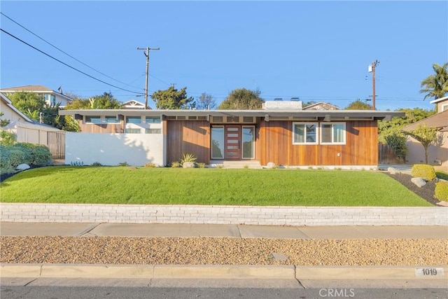 single story home with a front lawn