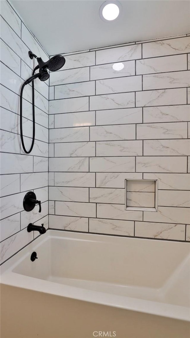 bathroom featuring tiled shower / bath combo