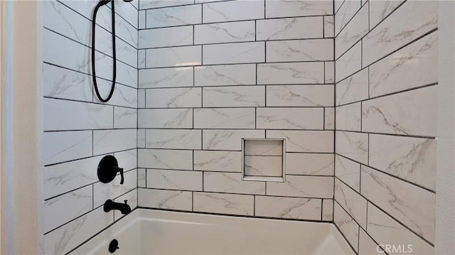 bathroom featuring tiled shower / bath